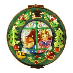 Christmas Wreath, Children in the Window Limoges Box by Beauchamp | Authentic Hand-Painted French Porcelain Gift | Limoges Boxes France Trinket Box